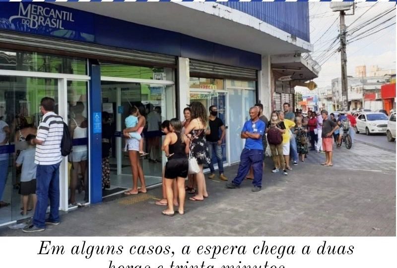 Fila longa na porta de uma agência do Mercantil do Brasil